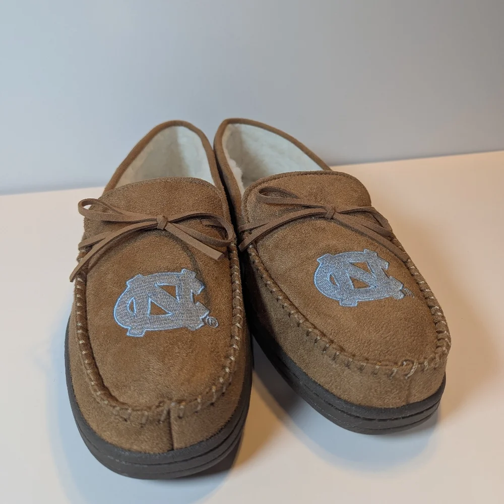 FOCO Men's North Carolina Tar Heels Moccasin Slippers Size Large - US 11/12